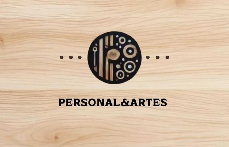 Logótipo Personal&Artes sobre madeira